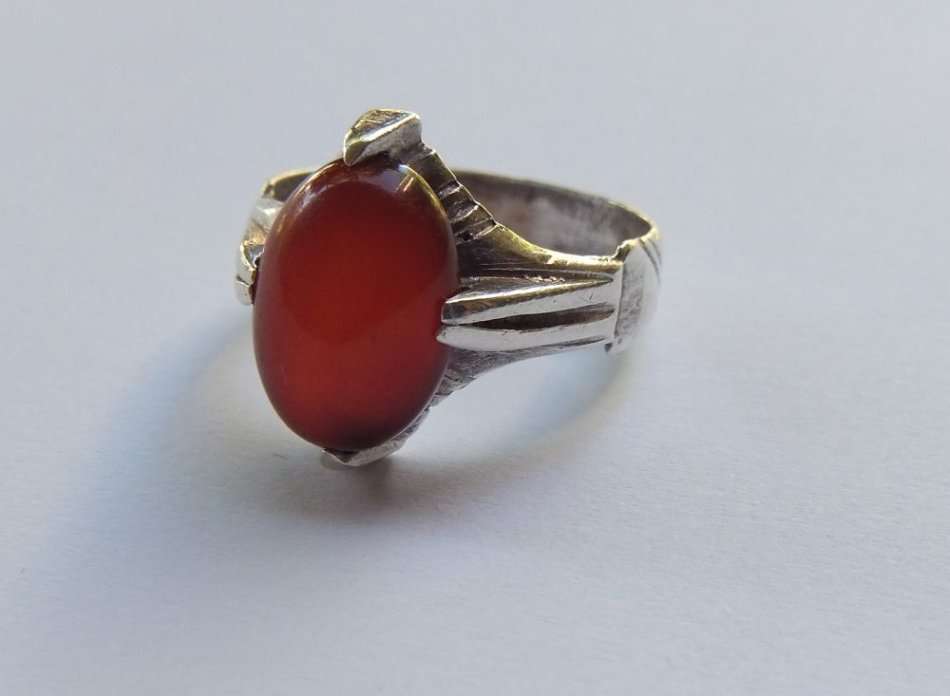 A UNIQUE VINTAGE SOLID STERLING SILVER RING WITH A "CLAWED" CABOCHON CARNELIAN STONE !! WOW !!