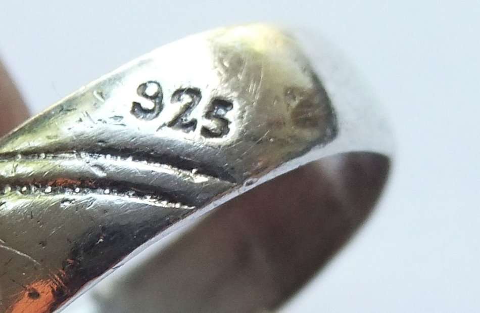 A UNIQUE VINTAGE SOLID STERLING SILVER RING WITH A "CLAWED" CABOCHON CARNELIAN STONE !! WOW !!