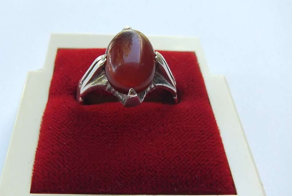A UNIQUE VINTAGE SOLID STERLING SILVER RING WITH A "CLAWED" CABOCHON CARNELIAN STONE !! WOW !!