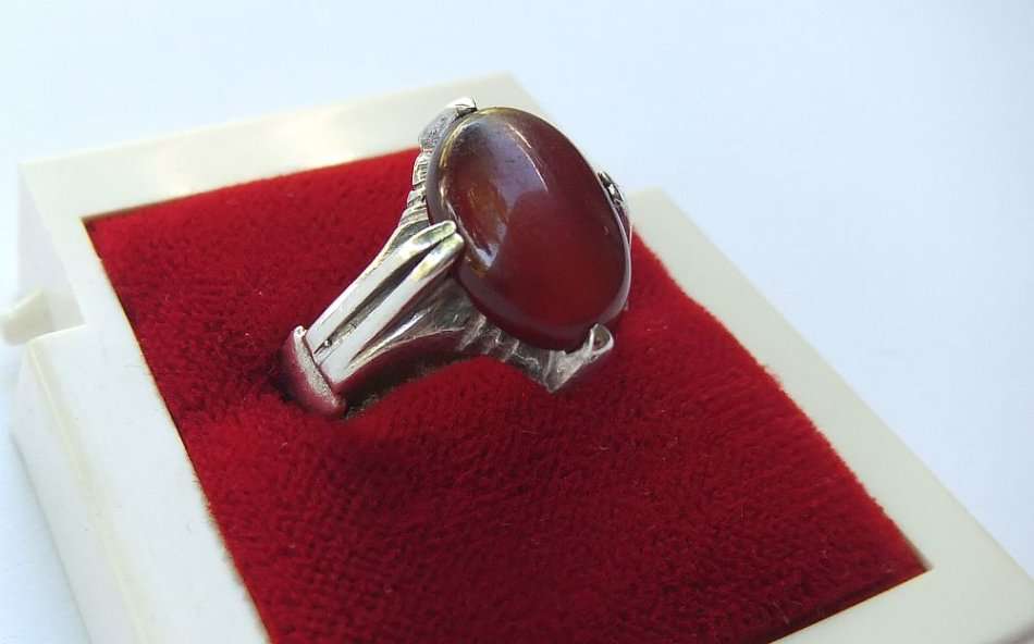 A UNIQUE VINTAGE SOLID STERLING SILVER RING WITH A "CLAWED" CABOCHON CARNELIAN STONE !! WOW !!