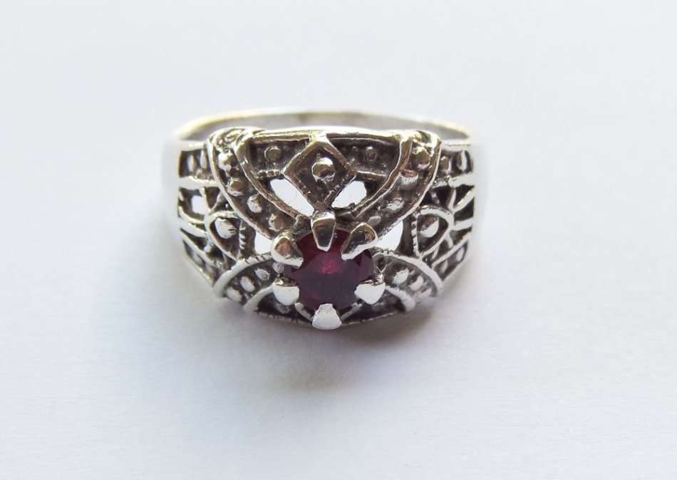 A GORGEOUS SOLID STERLING SILVER RING WITH INTRICATE DETAIL AND A FACETED RED STONE !! WOW !!