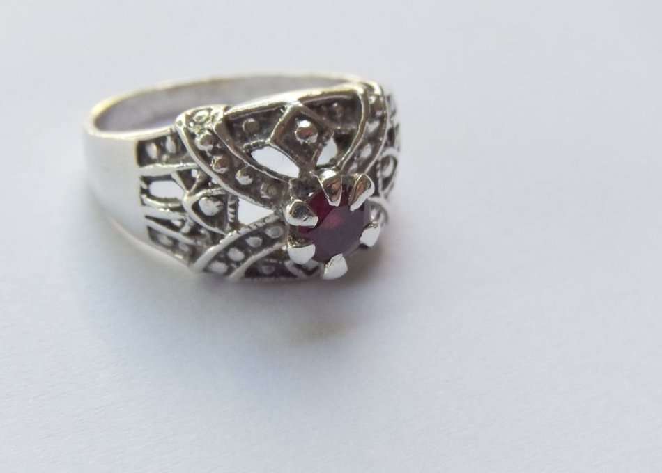 A GORGEOUS SOLID STERLING SILVER RING WITH INTRICATE DETAIL AND A FACETED RED STONE !! WOW !!