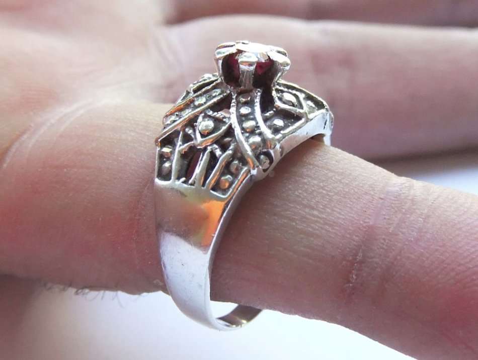 A GORGEOUS SOLID STERLING SILVER RING WITH INTRICATE DETAIL AND A FACETED RED STONE !! WOW !!