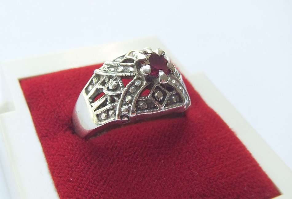 A GORGEOUS SOLID STERLING SILVER RING WITH INTRICATE DETAIL AND A FACETED RED STONE !! WOW !!