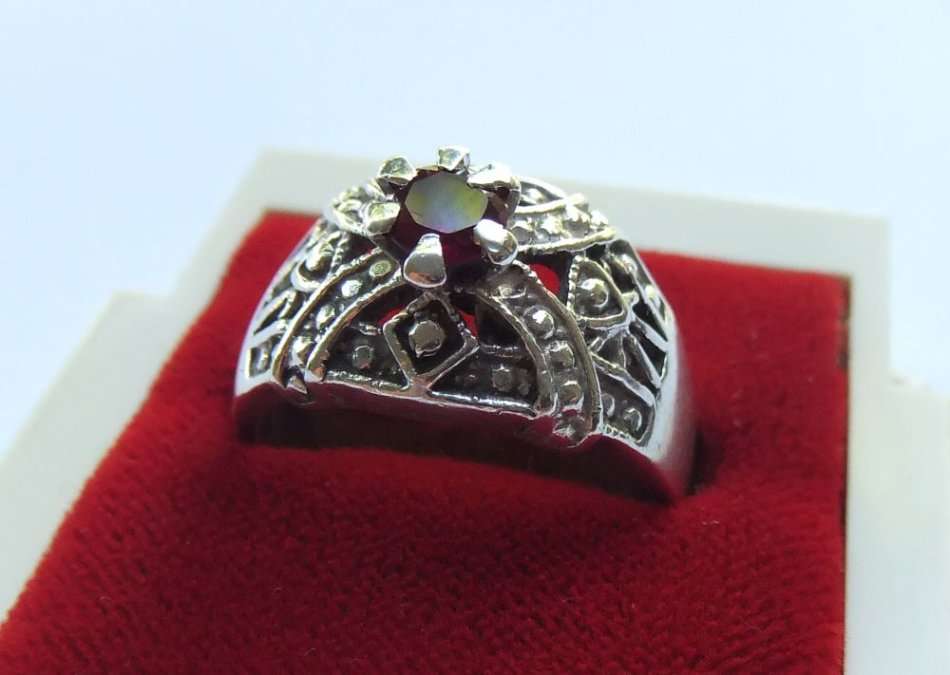 A GORGEOUS SOLID STERLING SILVER RING WITH INTRICATE DETAIL AND A FACETED RED STONE !! WOW !!