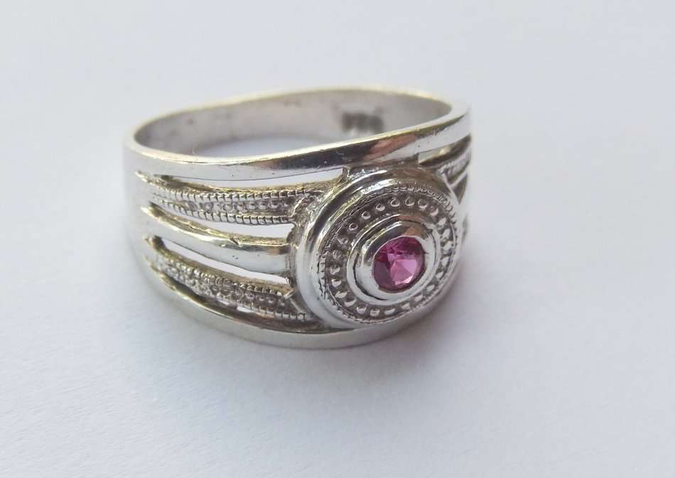 WOW !! A MAGNIFICENT WIDE SOLID STERLING SILVER RING SET WITH A RUBY RED FACETED STONE !!
