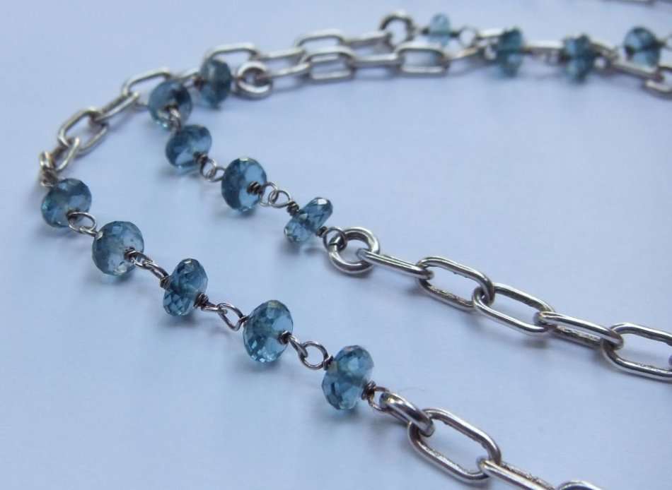 WOW !! AN EXQUISITE SUPER LONG DESIGNER NECKLACE WITH FACETED GEMS BY SUSAN VON ZAHN !!