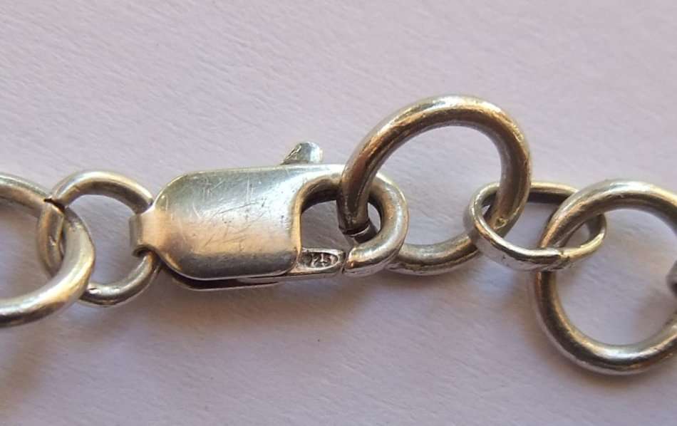 AN EYE CATCHING SOLID STERLING SILVER BRACELET SET WITH FACETED BLUEISH PURPLISH STONES !! QUALITY !