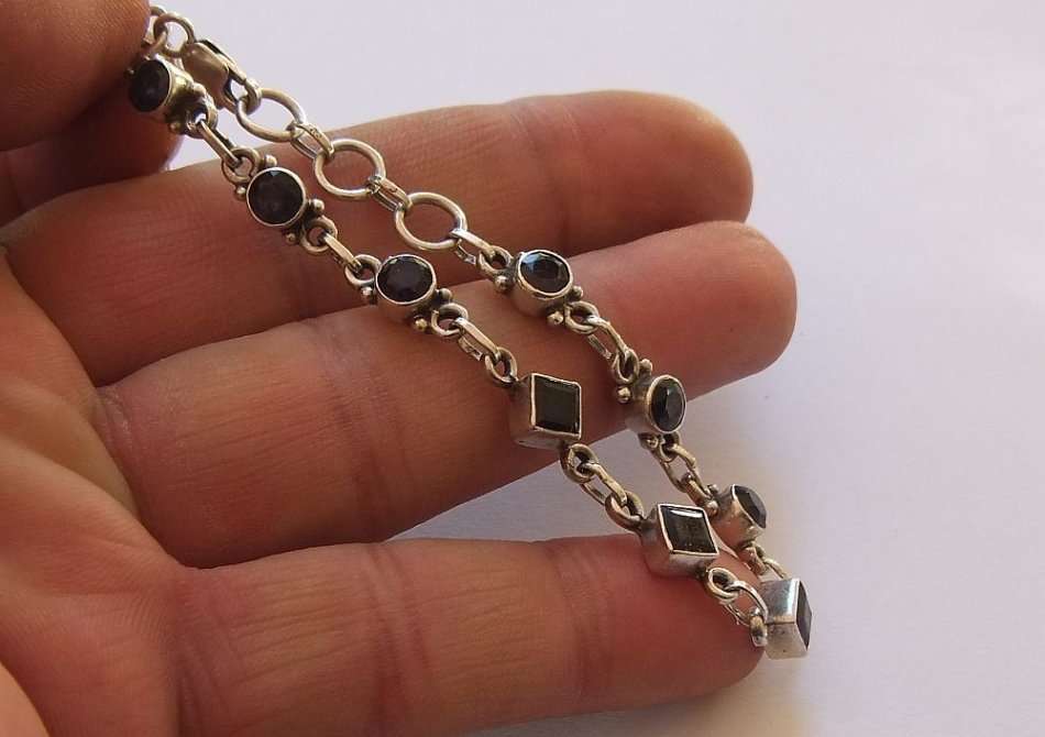 AN EYE CATCHING SOLID STERLING SILVER BRACELET SET WITH FACETED BLUEISH PURPLISH STONES !! QUALITY !