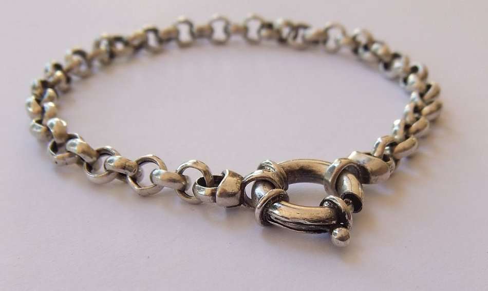 A MARVELOUS SOLID STERLING SILVER ROUND LINK BRACELET WITH A BIG CLASP !! GOOD QUALITY PIECE !!