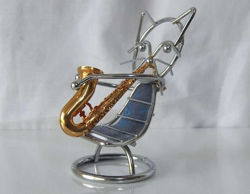 SWEET !! A HIGHLY DETAILED VINTAGE BRASS METAL MODEL OF A SAXOPHONE WITH A COOL METAL CAT HOLDER !!