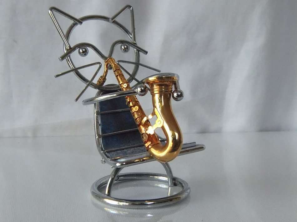 SWEET !! A HIGHLY DETAILED VINTAGE BRASS METAL MODEL OF A SAXOPHONE WITH A COOL METAL CAT HOLDER !!