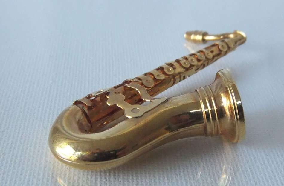 SWEET !! A HIGHLY DETAILED VINTAGE BRASS METAL MODEL OF A SAXOPHONE WITH A COOL METAL CAT HOLDER !!