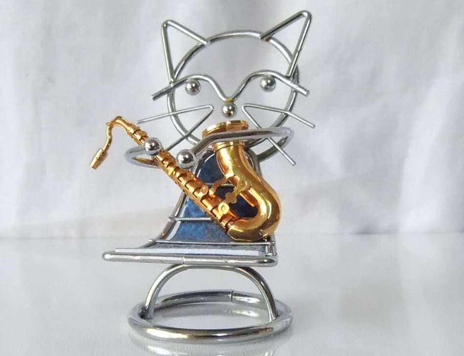 SWEET !! A HIGHLY DETAILED VINTAGE BRASS METAL MODEL OF A SAXOPHONE WITH A COOL METAL CAT HOLDER !!