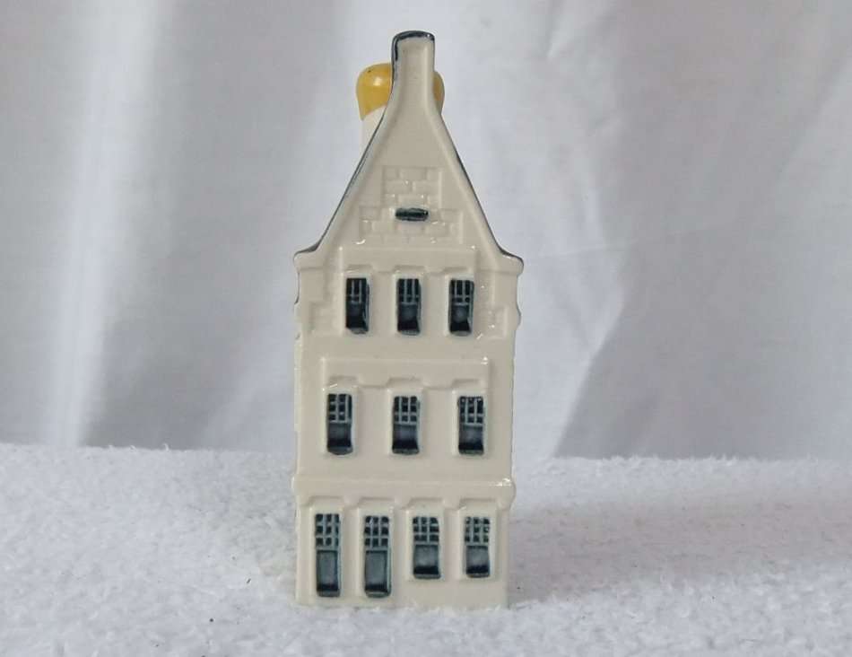 AN AWESOME VINTAGE BLUE DELFTS PORCELAIN HOUSE NUMBER 31 MADE FOR KLM AIRLINES FULL OF BOLS BRANDY