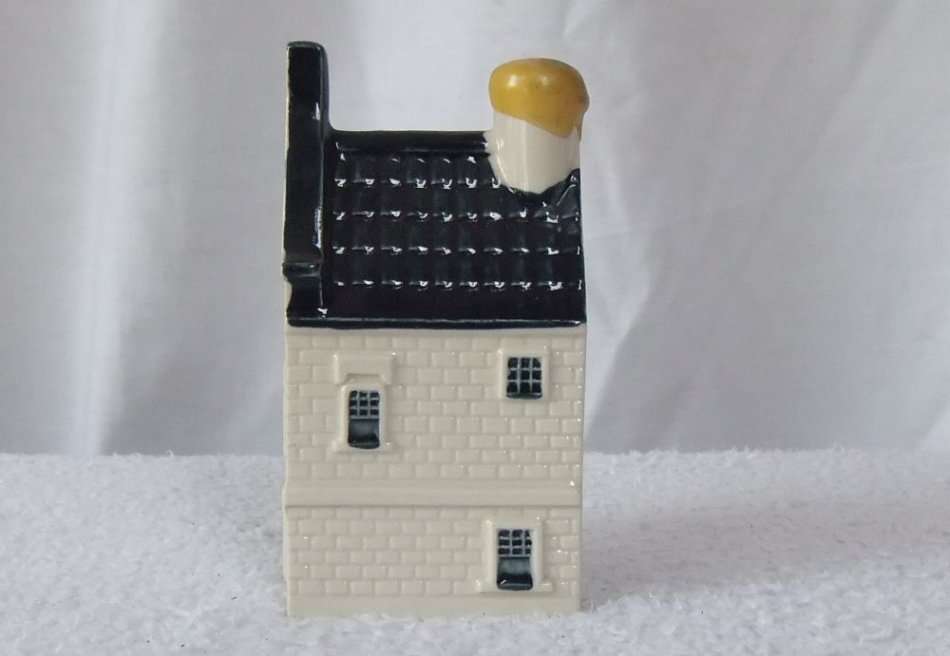 AN AWESOME VINTAGE BLUE DELFTS PORCELAIN HOUSE NUMBER 31 MADE FOR KLM AIRLINES FULL OF BOLS BRANDY