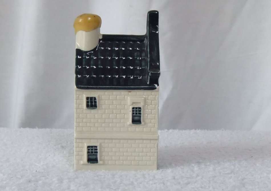 AN AWESOME VINTAGE BLUE DELFTS PORCELAIN HOUSE NUMBER 31 MADE FOR KLM AIRLINES FULL OF BOLS BRANDY