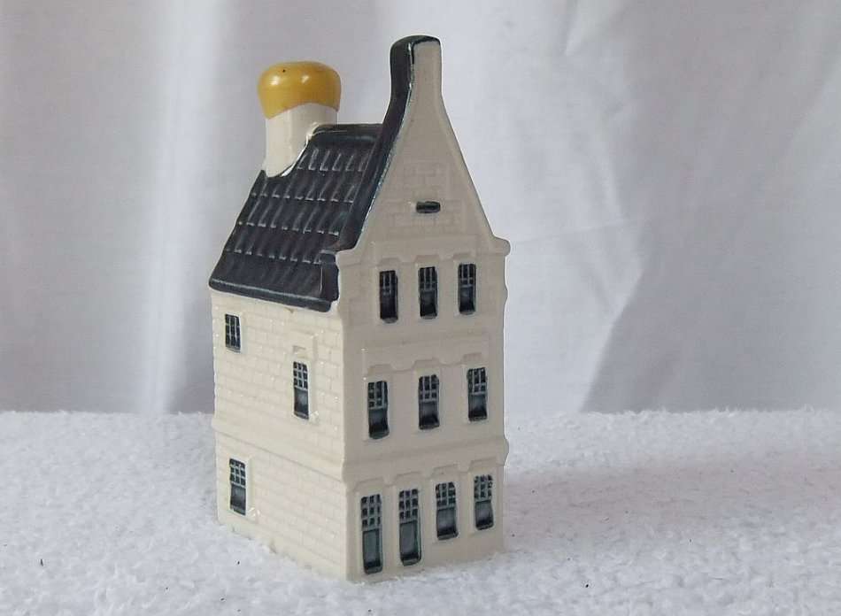AN AWESOME VINTAGE BLUE DELFTS PORCELAIN HOUSE NUMBER 31 MADE FOR KLM AIRLINES FULL OF BOLS BRANDY