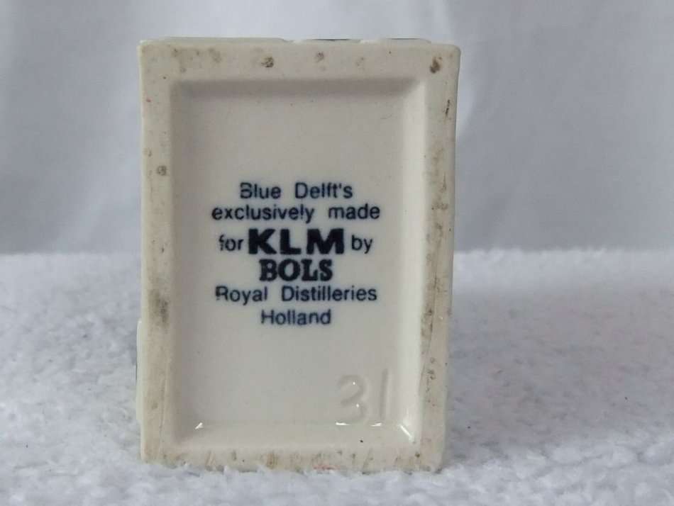 AN AWESOME VINTAGE BLUE DELFTS PORCELAIN HOUSE NUMBER 31 MADE FOR KLM AIRLINES FULL OF BOLS BRANDY