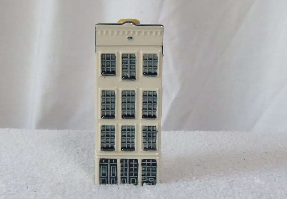 A VINTAGE BLUE DELFTS PORCELAIN HOUSE NUMBER 47 MADE FOR KLM AIRLINES FULL OF BOLS BRANDY !! SWEET !