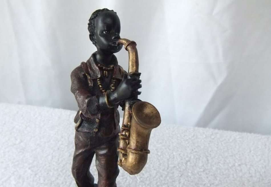 A VINTAGE HIGHLY DETAILED HAND PAINTED RESIN COMPOSITE FIGURE OF A SAXOPHONE PLAYER !! GREAT FIND !!