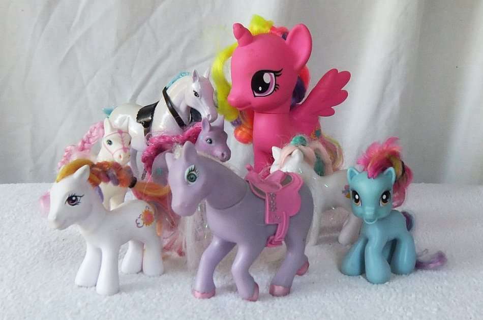 AN ADORABLE COLLECTION OF PONY TOYS INCLUDING 4 GENUINE " MY LITTLE PONY " PONIES !! BID FOR THE LOT