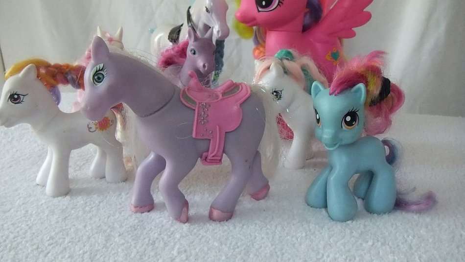 AN ADORABLE COLLECTION OF PONY TOYS INCLUDING 4 GENUINE " MY LITTLE PONY " PONIES !! BID FOR THE LOT