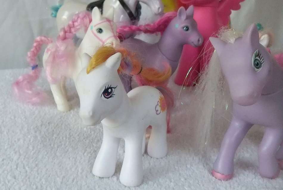 AN ADORABLE COLLECTION OF PONY TOYS INCLUDING 4 GENUINE " MY LITTLE PONY " PONIES !! BID FOR THE LOT