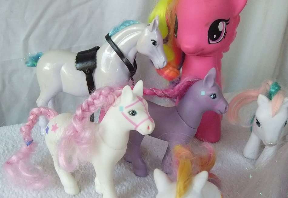 AN ADORABLE COLLECTION OF PONY TOYS INCLUDING 4 GENUINE " MY LITTLE PONY " PONIES !! BID FOR THE LOT