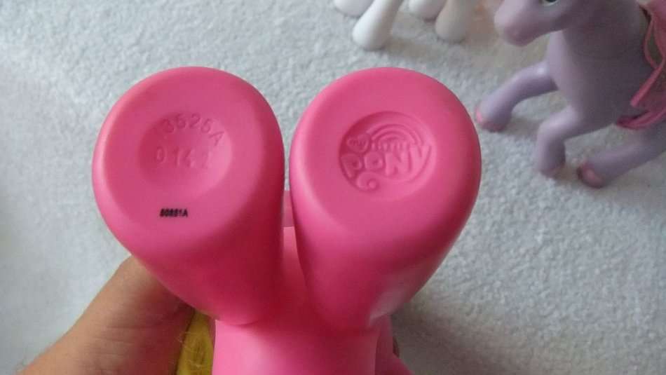 AN ADORABLE COLLECTION OF PONY TOYS INCLUDING 4 GENUINE " MY LITTLE PONY " PONIES !! BID FOR THE LOT