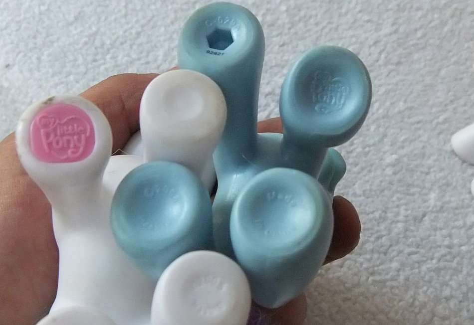 AN ADORABLE COLLECTION OF PONY TOYS INCLUDING 4 GENUINE " MY LITTLE PONY " PONIES !! BID FOR THE LOT