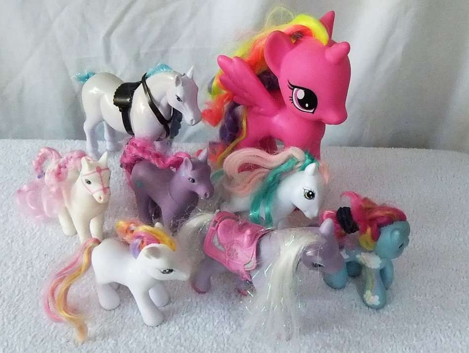 AN ADORABLE COLLECTION OF PONY TOYS INCLUDING 4 GENUINE " MY LITTLE PONY " PONIES !! BID FOR THE LOT