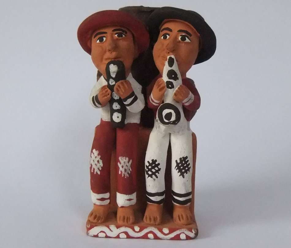 A WELL MADE HAND PAINTED BEAUTIFULLY DETAILED VINTAGE POTTERY HOLDER WITH FIGURE !! URUGUAY !! SWEET