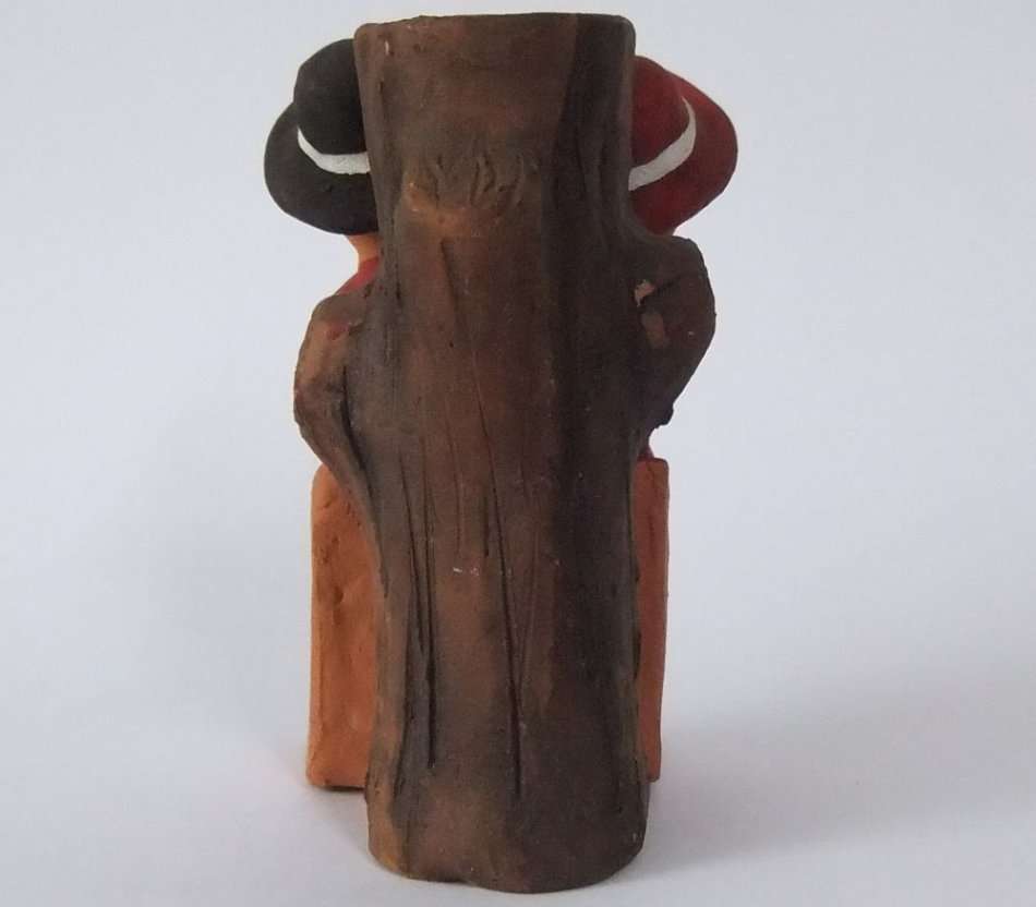 A WELL MADE HAND PAINTED BEAUTIFULLY DETAILED VINTAGE POTTERY HOLDER WITH FIGURE !! URUGUAY !! SWEET