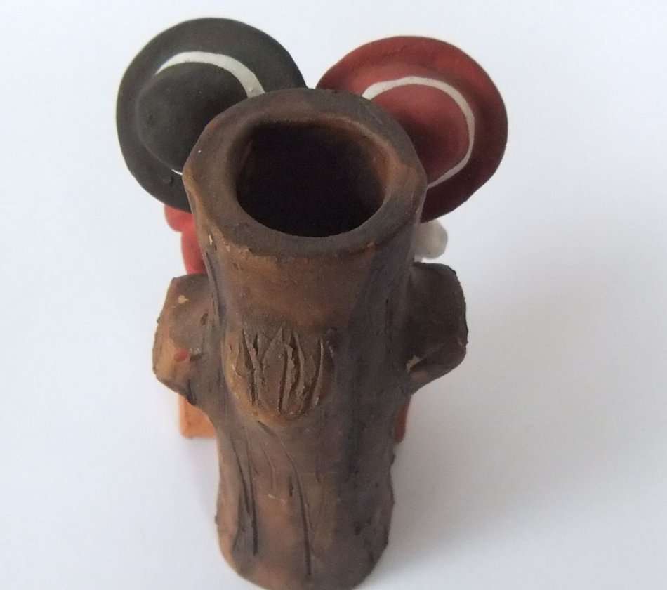 A WELL MADE HAND PAINTED BEAUTIFULLY DETAILED VINTAGE POTTERY HOLDER WITH FIGURE !! URUGUAY !! SWEET