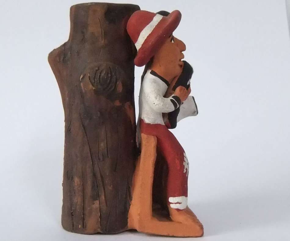 A WELL MADE HAND PAINTED BEAUTIFULLY DETAILED VINTAGE POTTERY HOLDER WITH FIGURE !! URUGUAY !! SWEET