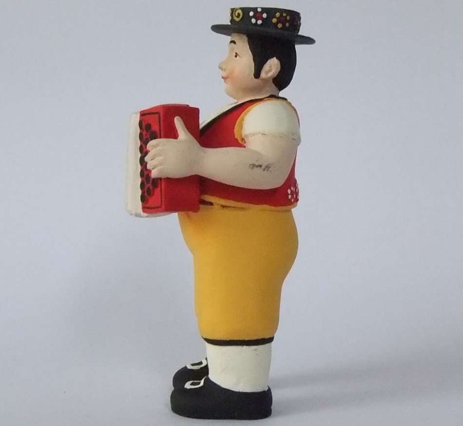 A STUNNING HAND MADE HAND PAINTED VINTAGE MUSICIAN FIGURE PLAYING THE ACCORDIAN FROM SWITZERLAND !!