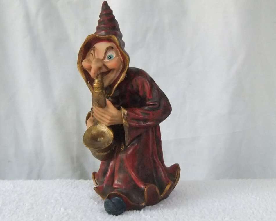 HAAI OO HEKSIE !! A FABULOUS LARGE VINTAGE HAND PAINTED FIGURE OF A SAXOPHONE PLAYING WITCH !!