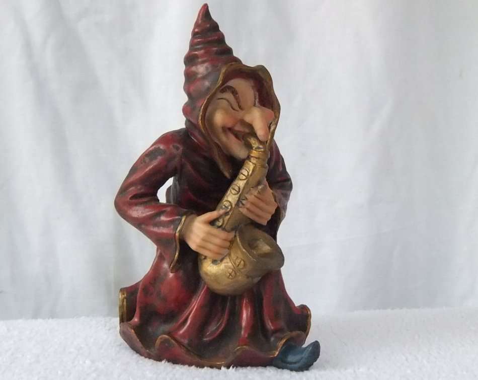 HAAI OO HEKSIE !! A FABULOUS LARGE VINTAGE HAND PAINTED FIGURE OF A SAXOPHONE PLAYING WITCH !!
