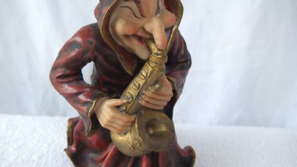 HAAI OO HEKSIE !! A FABULOUS LARGE VINTAGE HAND PAINTED FIGURE OF A SAXOPHONE PLAYING WITCH !!
