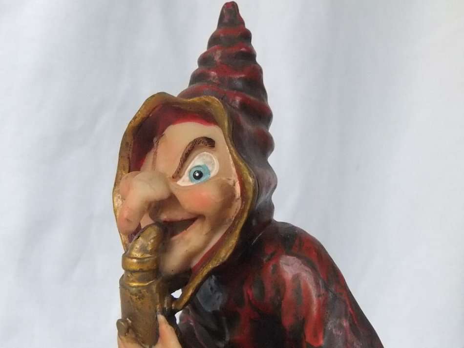 HAAI OO HEKSIE !! A FABULOUS LARGE VINTAGE HAND PAINTED FIGURE OF A SAXOPHONE PLAYING WITCH !!