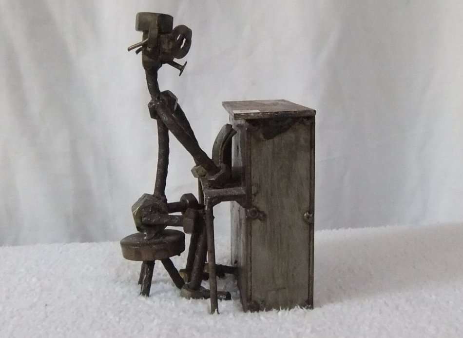 METAL ART !! AN INSANELY HEAVY METAL MODEL OF A FIGURE PLAYING THE PIANO !! STRONG QUALITY !!