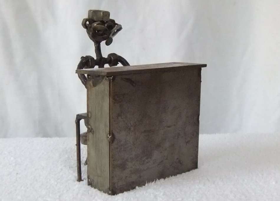 METAL ART !! AN INSANELY HEAVY METAL MODEL OF A FIGURE PLAYING THE PIANO !! STRONG QUALITY !!