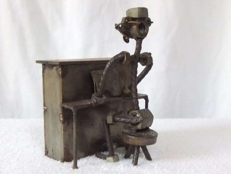 METAL ART !! AN INSANELY HEAVY METAL MODEL OF A FIGURE PLAYING THE PIANO !! STRONG QUALITY !!