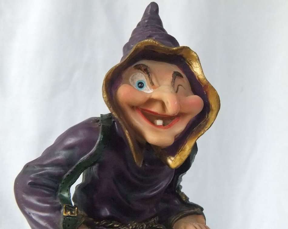 WHAT HAVE WE HERE !! A LARGE HAND PAINTED FIGURE OF A KEYBOARD PLAYING ONE TOOTHED WITCH !!