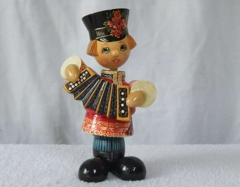 FROM RUSSIA !! A HIGHLY DETAILED TALL VINTAGE HAND MADE WOODEN FIGURE PLAYING THE ACCORDIAN !! WOW !