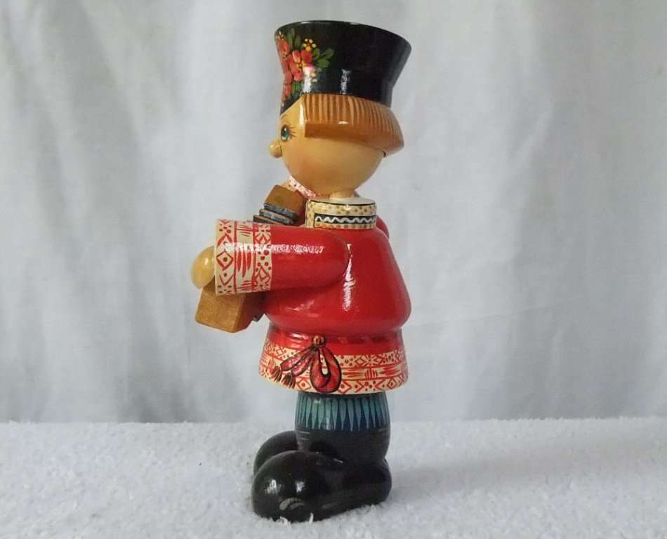 FROM RUSSIA !! A HIGHLY DETAILED TALL VINTAGE HAND MADE WOODEN FIGURE PLAYING THE ACCORDIAN !! WOW !