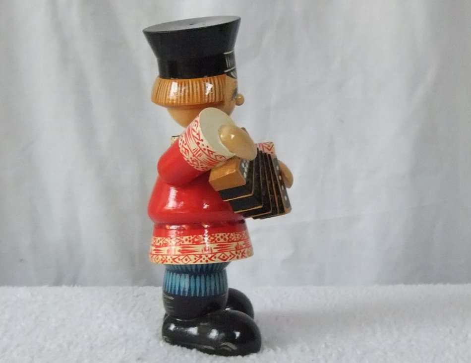 FROM RUSSIA !! A HIGHLY DETAILED TALL VINTAGE HAND MADE WOODEN FIGURE PLAYING THE ACCORDIAN !! WOW !