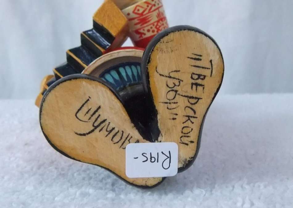 FROM RUSSIA !! A HIGHLY DETAILED TALL VINTAGE HAND MADE WOODEN FIGURE PLAYING THE ACCORDIAN !! WOW !