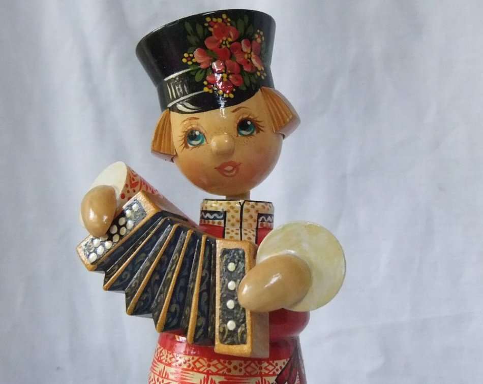 FROM RUSSIA !! A HIGHLY DETAILED TALL VINTAGE HAND MADE WOODEN FIGURE PLAYING THE ACCORDIAN !! WOW !